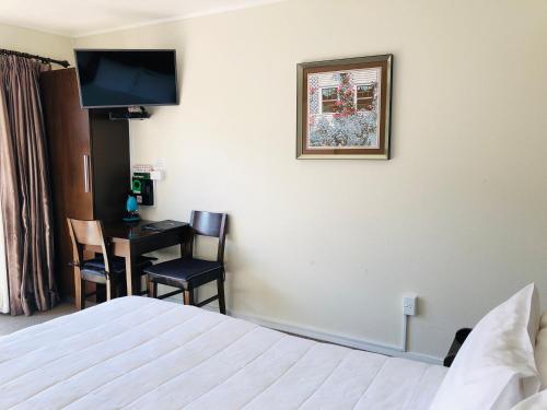 Tudor Court Motor Lodge - image 5