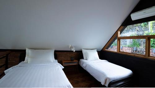 1 king bed, 2 twin beds