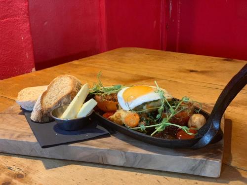 อาหารและเครื่องดื่ม, Chequers Inn in บอทเทิล