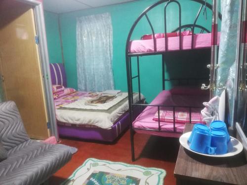 1 queen bed, 2 bunk beds