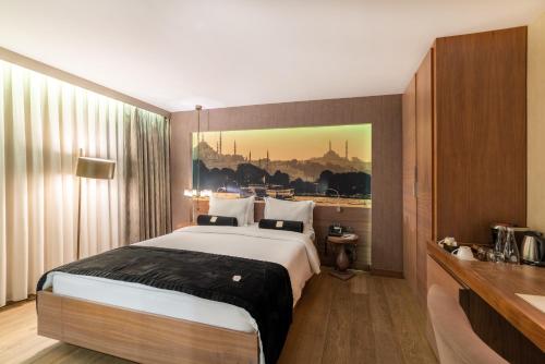 215422609 Hotel Saint Sophia