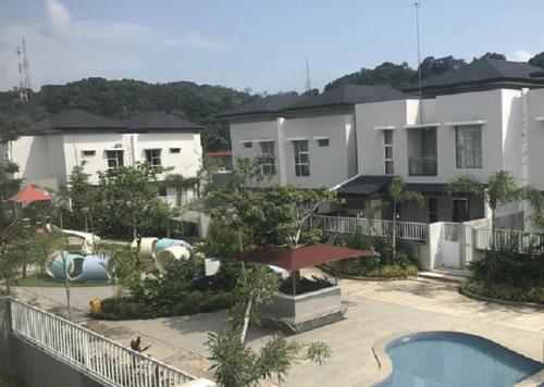 발코니/테라스, 세쿠팡의 프라이빗 하우스 (175m², 침실 3개, 프라이빗 욕실 3개) (SleepRest @ The Home Shoutlink) in 세쿠팡