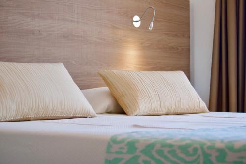 3 twin beds
