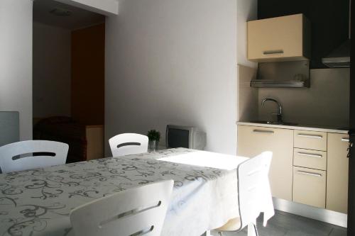Carmelita - image 14