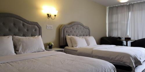 2 queen beds