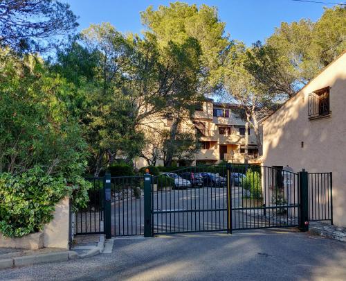Exterior view, LE HAMEAU DES PINS in Boulouris