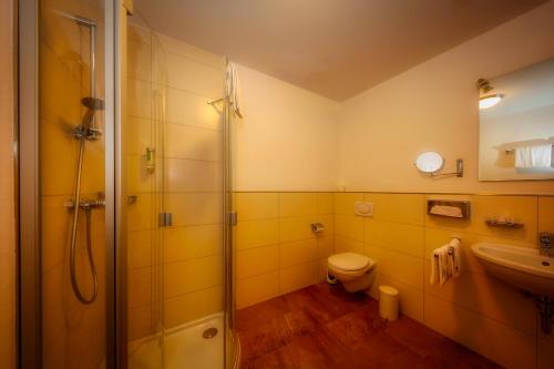 Bathroom, Hotel Linde Pfalz in Silz
