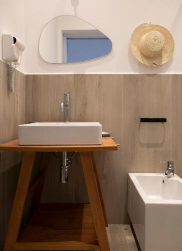 Deluxe Single Room with Balcony image 2