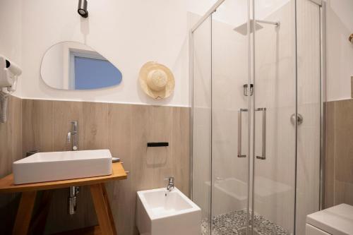 Deluxe Single Room with Balcony image 1