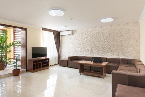 Shared lounge/TV area, VOYAGE HOTEL in Fergana