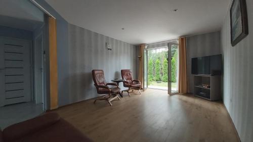 Sala de estar / sala de TV, Domek letniskowy nad jeziorem Żarnowieckim - Domek Na Kaszubach - NADOLE (Domek letniskowy nad jeziorem Zarnowieckim - Domek Na Kaszubach - NADOLE) in Nadole