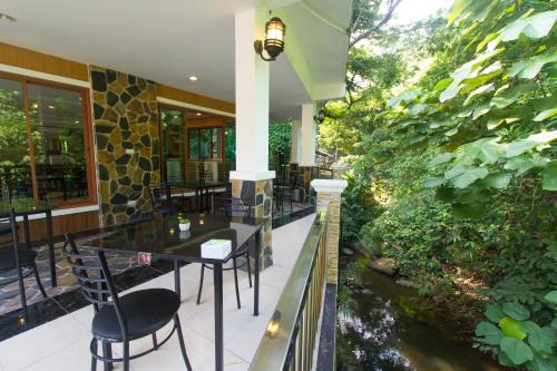 Unterkunft von außen, Namtok Sarika Resotel in Nakhon Nayok