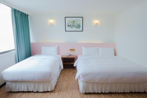 3 twin beds