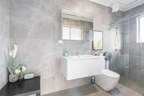 Beautiful Holiday Home in Sydney 3 Bedrooms 2 Bathrooms Sleeps 10 - MAJOR SAVINGS - image 9