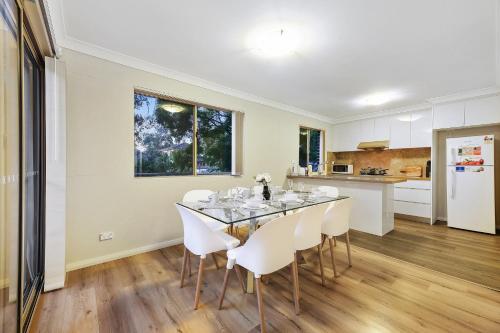 Riverwood Bright 3 Bedroom House with Parking - image 7
