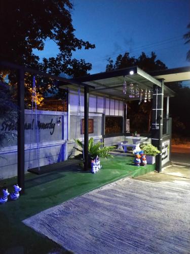 เซราะกราว โฮมสเตย์ in Sanom