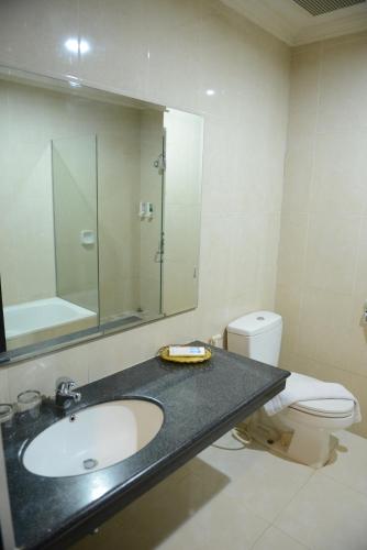 Bathroom, Hotel 88 Diponegoro-Jember by WH in Jember