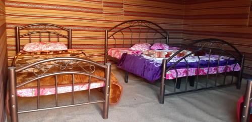 4 twin beds