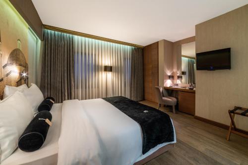 215630445 Hotel Saint Sophia