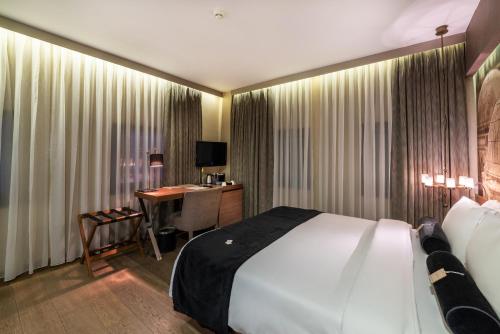 215630456 Hotel Saint Sophia