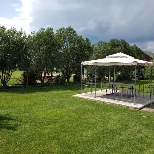 Wolf Den Log Cabin Motel and RV Park - image 3