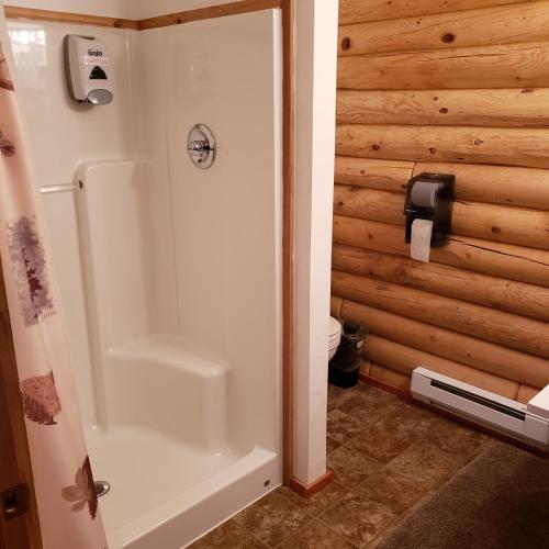 Wolf Den Log Cabin Motel and RV Park - 화장실