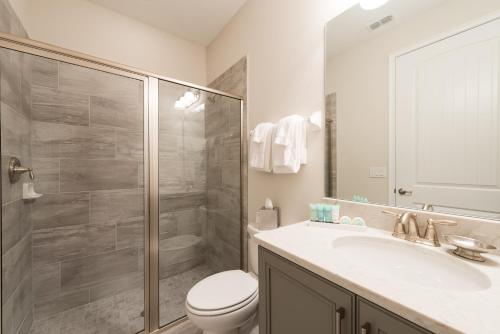 Amazing Home with Theater & Splash Pad near Disney - 7721G