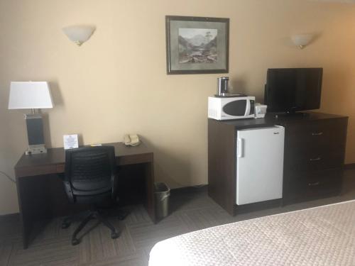 Queen Studio Suite - Non-Smoking - Not Pet Friendly