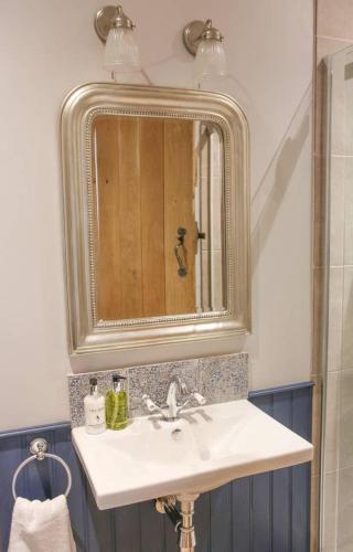 SKITTLES - charming one bedroom apartment - parking - easy access to Bath 5