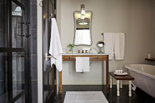 Bespoke Inn Scottsdale Room Type - Deluxe Quadruple Room
