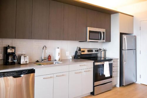 Designer Spacious 1BD in Historic District - image 4