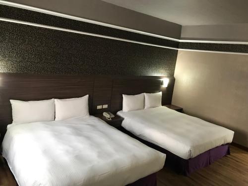 2 queen beds