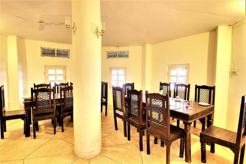 餐廳, Bhadrawati - A Riverside Safari Lodge in 倫滕波爾