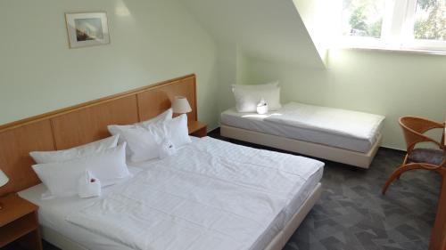 1 queen bed, 1 twin bed