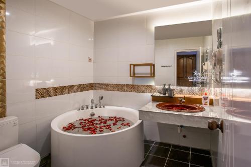 room detail thumbnail 2
