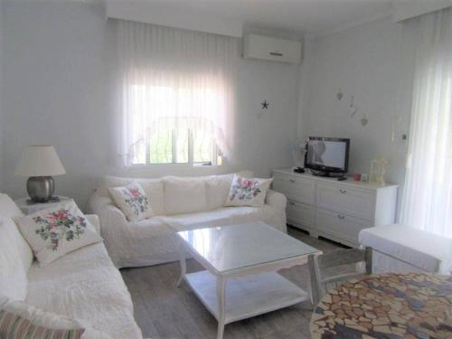Pefkohori apart. near the beach with indor parking and yard