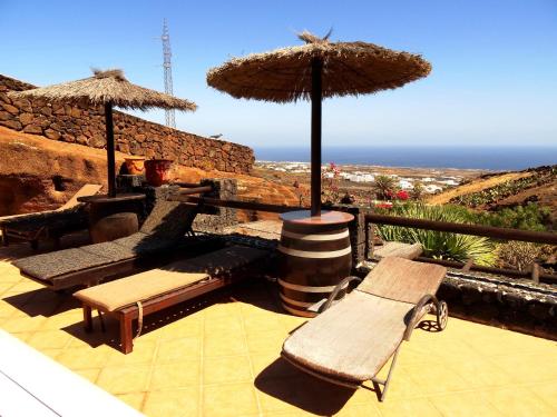beranda/teres, Castillo Lanzarote Villa Winni - Luxury Villa - Pet friendly with heated Pool in La Asomada