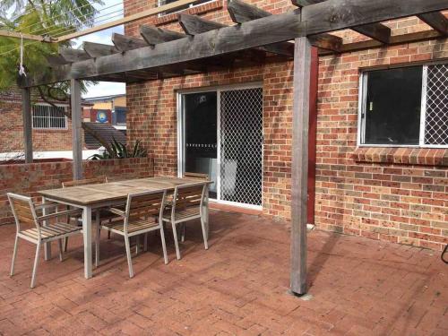 Cozy 3BR Townhouse in Liverpool CBD with parking