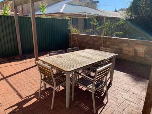 Cozy 3BR Townhouse in Liverpool CBD with parking