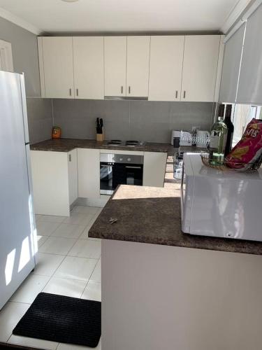 Cozy 3BR Townhouse in Liverpool CBD with parking