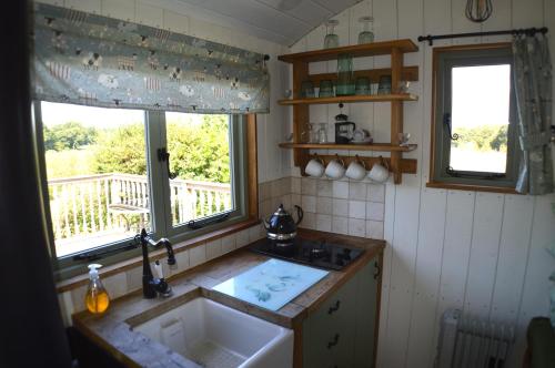 Rose Shepherds Hut - image 2