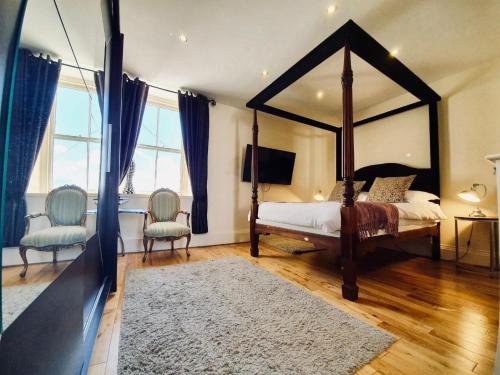 The Old Lodge - image 2