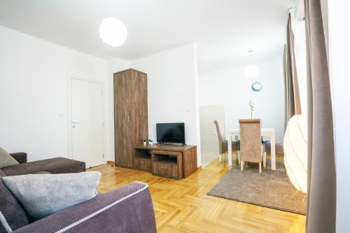 Thomas Residence - image 6