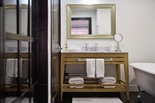 Bespoke Inn Scottsdale Room Type - Superior Apartment