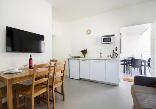 sala de TV, Balfour sea view city center in Nahariya