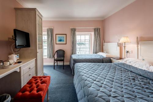 1 queen bed, 1 twin bed