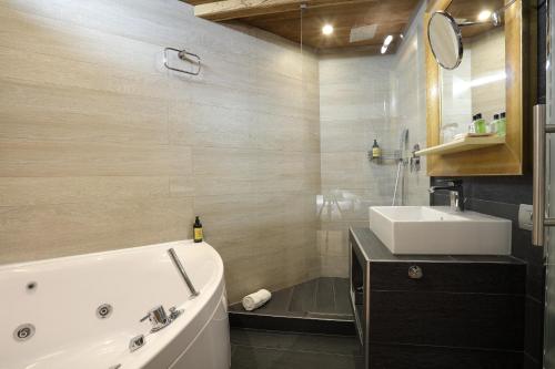 Twin room, spa bathtub