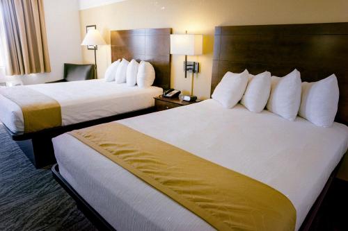 Pines Inn & Suites