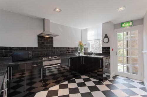 City Retreat Edinburgh ApartHotels - image 10