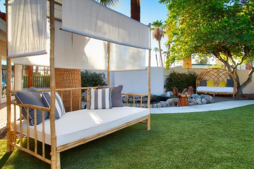 215810433 Dive Palm Springs
